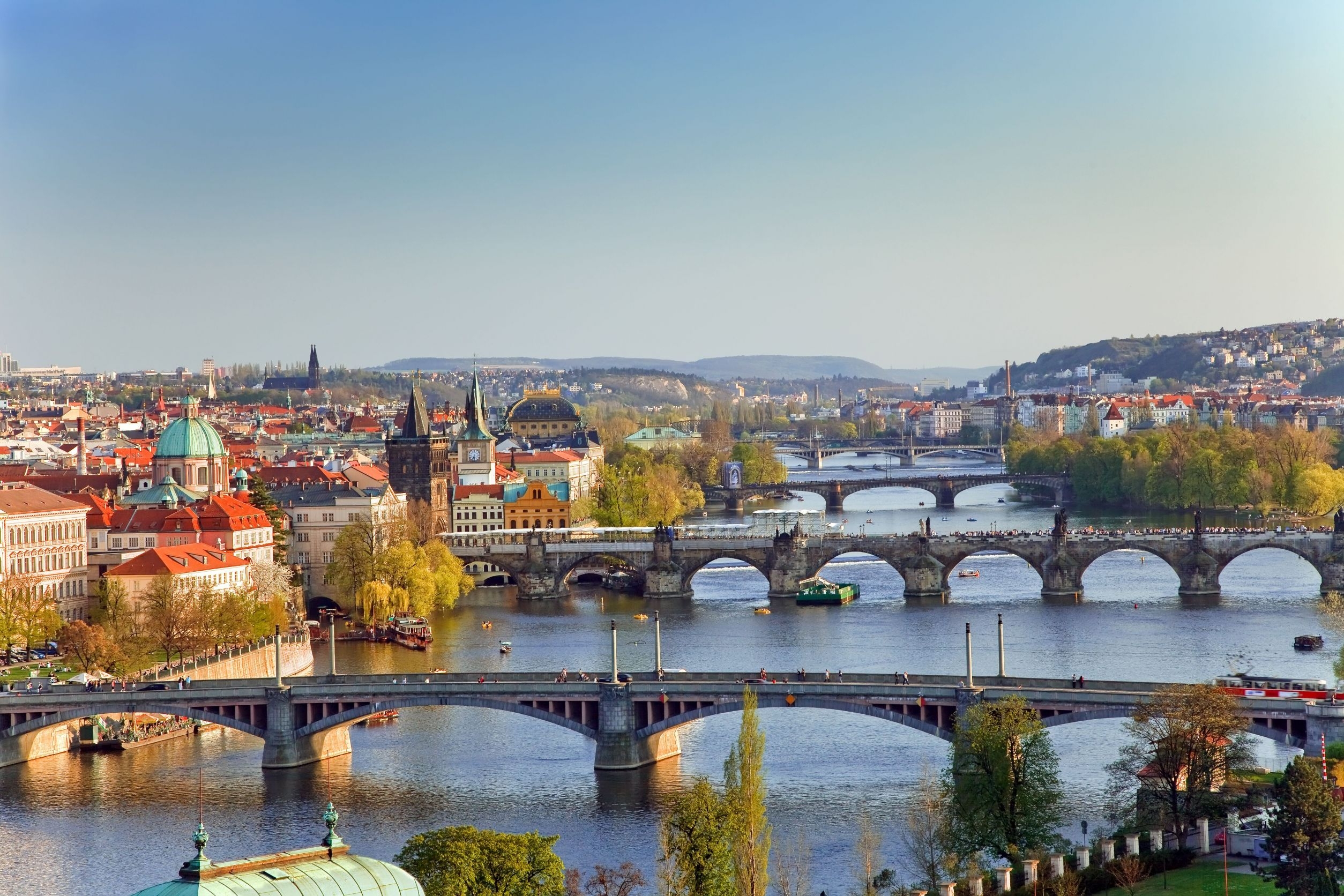 vista dei ponti di Praga e il fiume Moldava